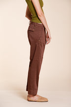Pantalone chino donna New York Carrot Mason's marrone scuro in raso stretch carrot fit, vista frontale su modella SS26
