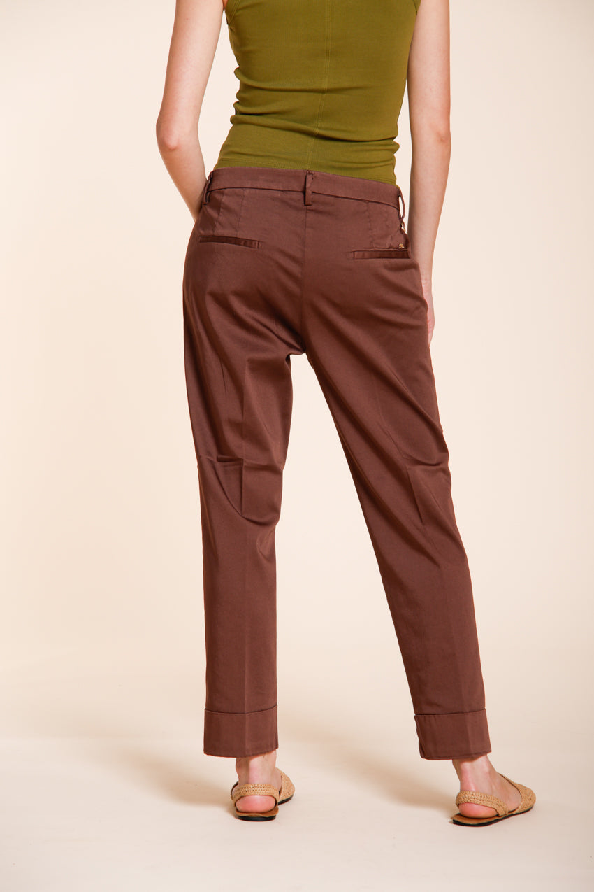 Pantalone chino donna New York Carrot Mason's marrone scuro in raso stretch carrot fit, vista posteriore su modella SS26