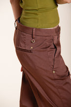 Dettaglio tasca pantalone chino donna New York Carrot Mason's marrone scuro in raso stretch SS26