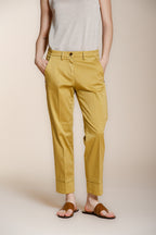 Pantalone chino donna New York Carrot Mason's verde acido in raso stretch carrot fit, vista frontale su modella SS26