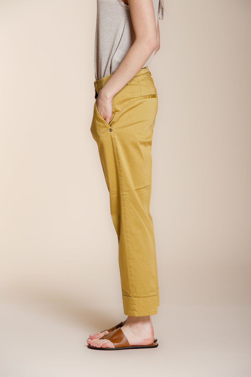 Pantalone chino donna New York Carrot Mason's verde acido in raso stretch carrot fit, vista laterale su modella SS26