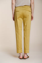 Pantalone chino donna New York Carrot Mason's verde acido in raso stretch carrot fit, vista posteriore su modella SS26