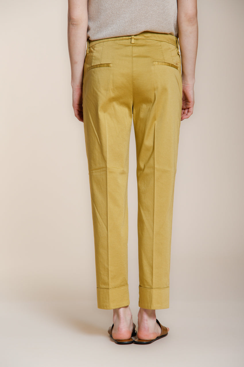 Pantalone chino donna New York Carrot Mason's verde acido in raso stretch carrot fit, vista posteriore su modella SS26