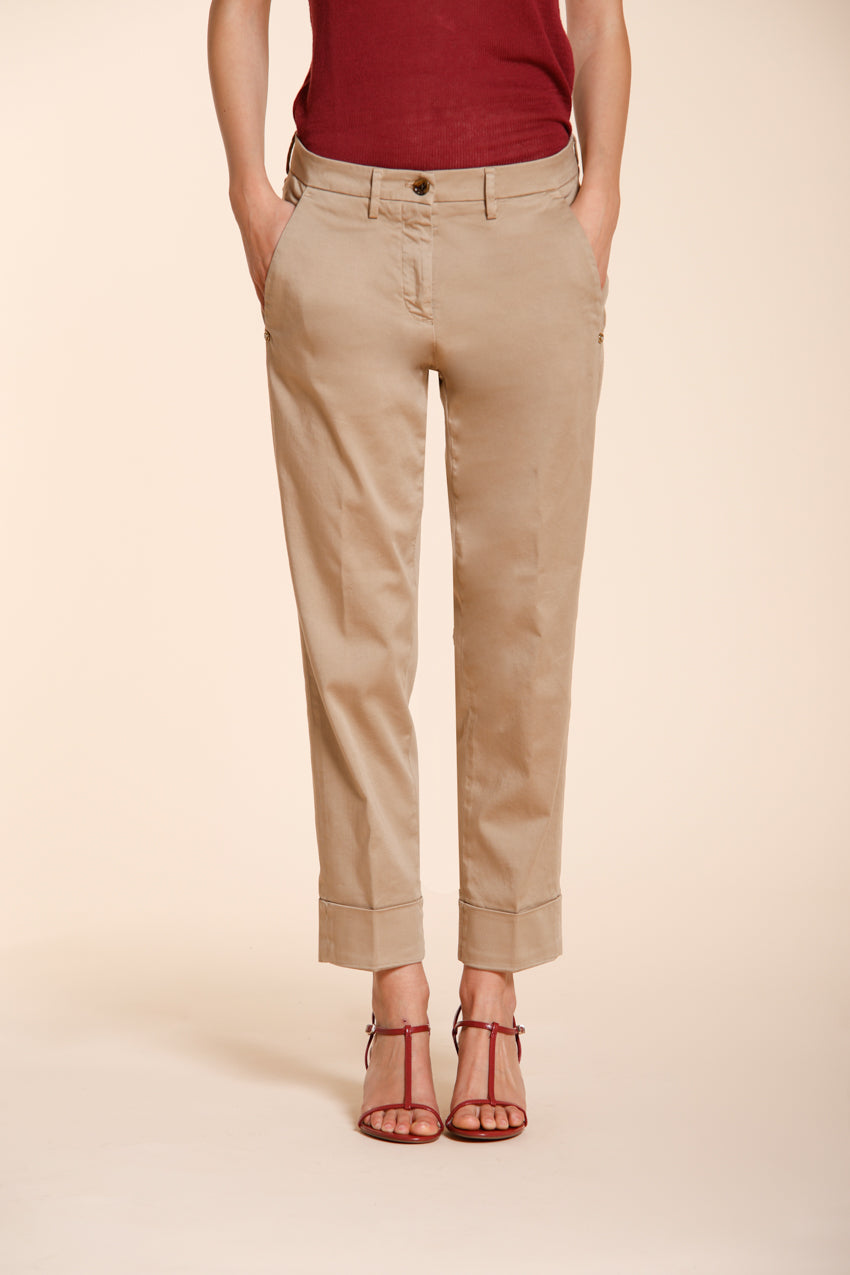 Dettaglio vita pantalone chino donna New York Carrot Mason's beige medio in raso stretch SS26