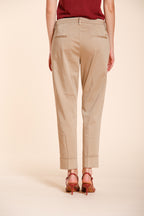 Pantalone chino donna New York Carrot Mason's beige medio in raso stretch carrot fit, vista frontale su modella SS26