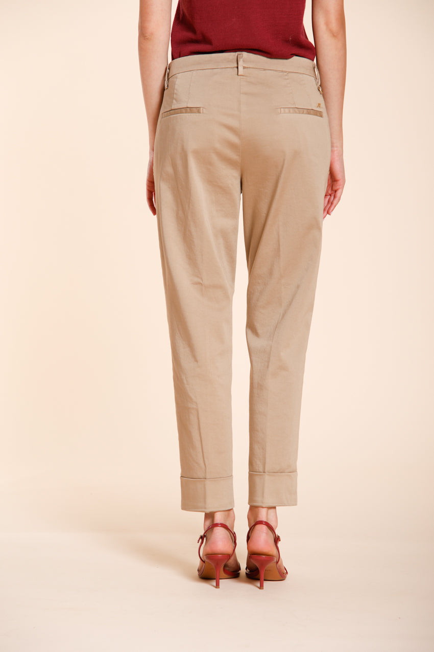 Pantalone chino donna New York Carrot Mason's beige medio in raso stretch carrot fit, vista frontale su modella SS26
