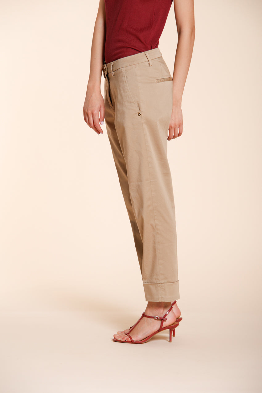 Pantalone chino donna New York Carrot Mason's beige medio in raso stretch carrot fit, vista posteriore su modella SS26