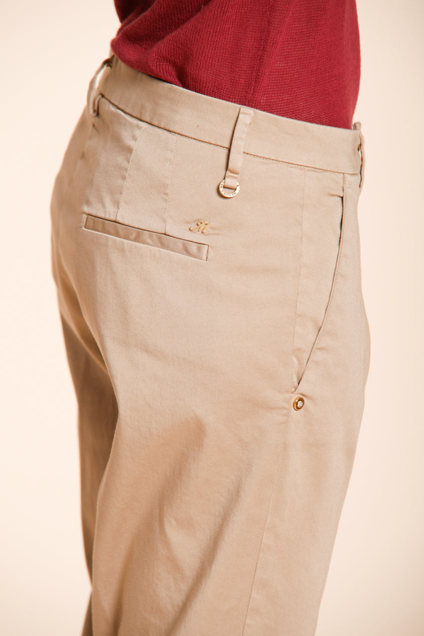 Dettaglio pantalone chino donna New York Carrot Mason's beige medio in raso stretch SS26