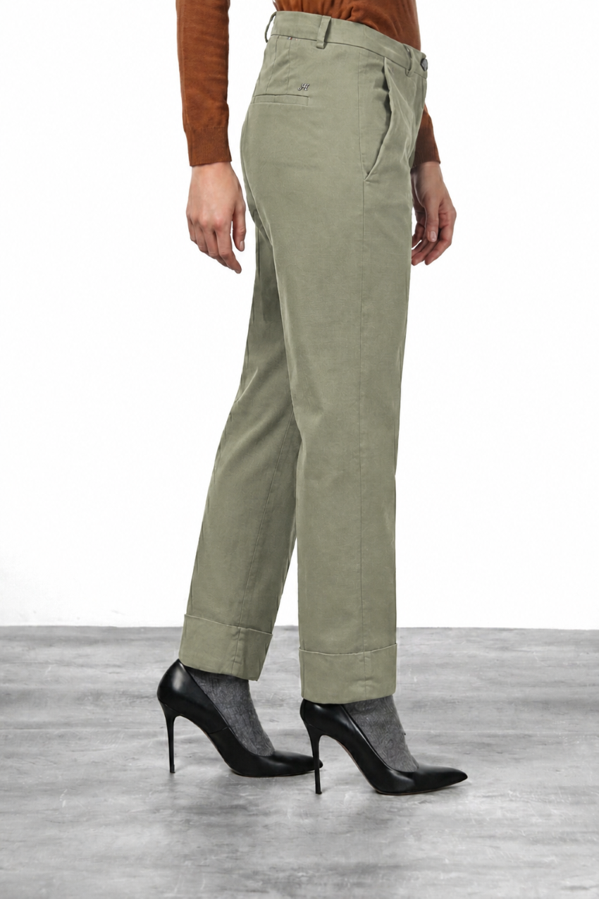 New York Carrot women’s chino pants in cotton and wool gabardine with carrot fit ①