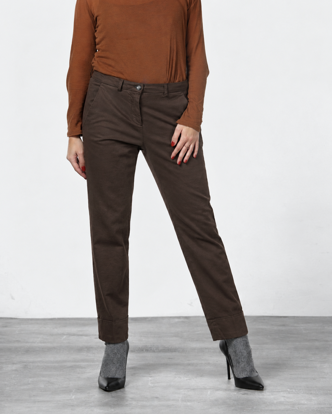 New York Carrot women’s chino pants in cotton and wool gabardine with carrot fit ①

