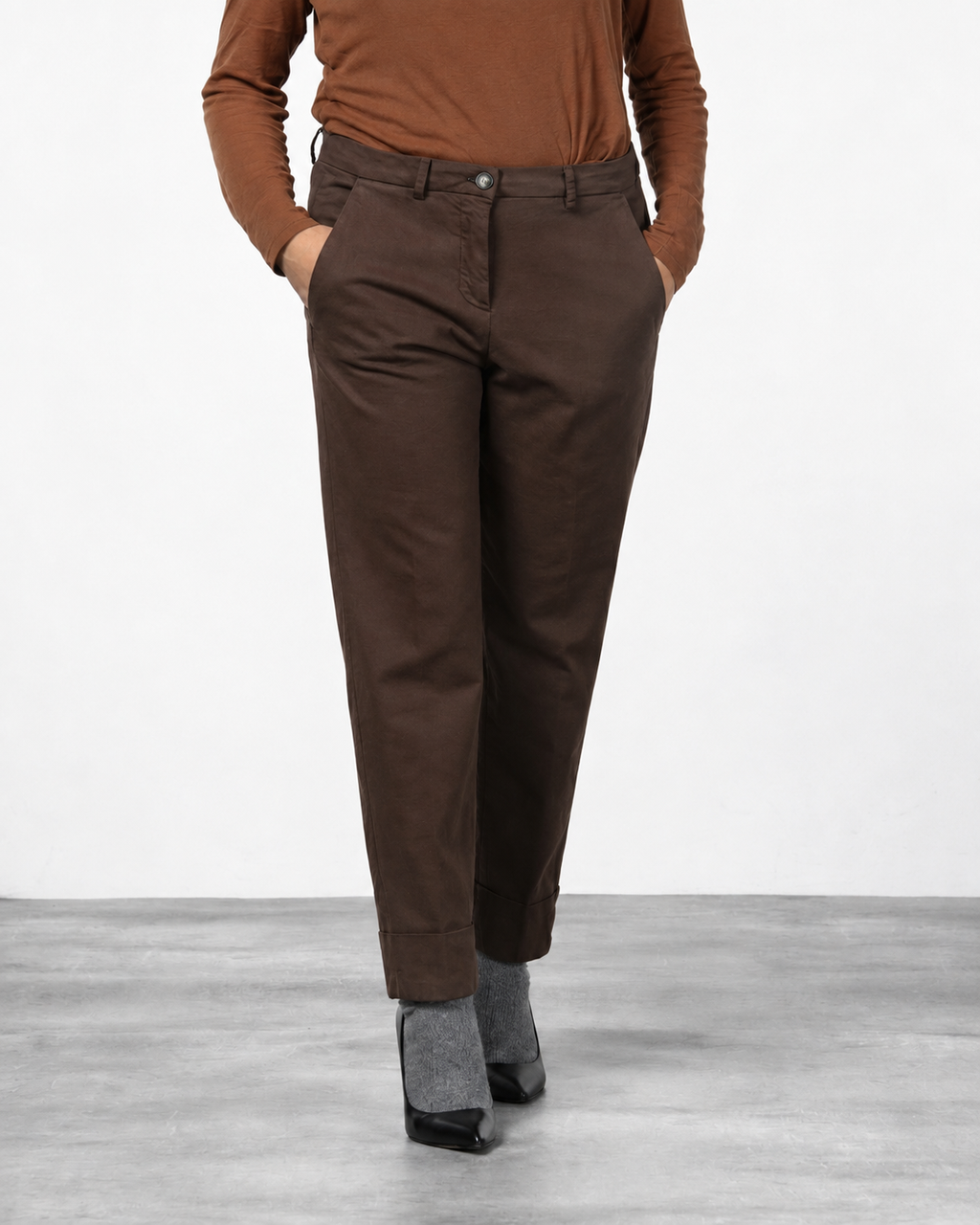 New York Carrot women’s chino pants in cotton and wool gabardine with carrot fit ①
