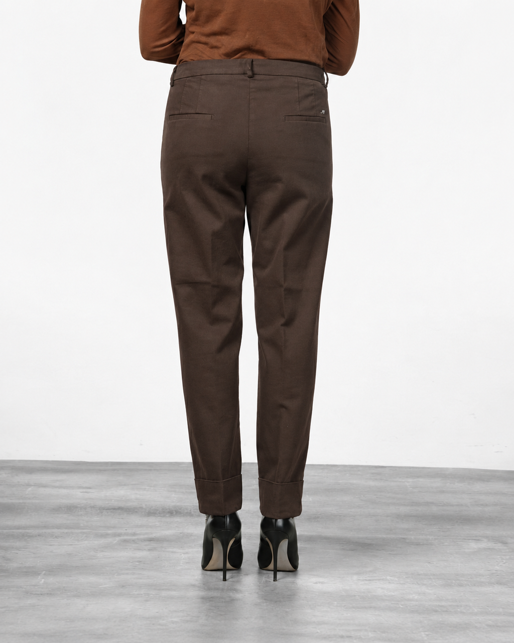 New York Carrot women’s chino pants in cotton and wool gabardine with carrot fit ①

