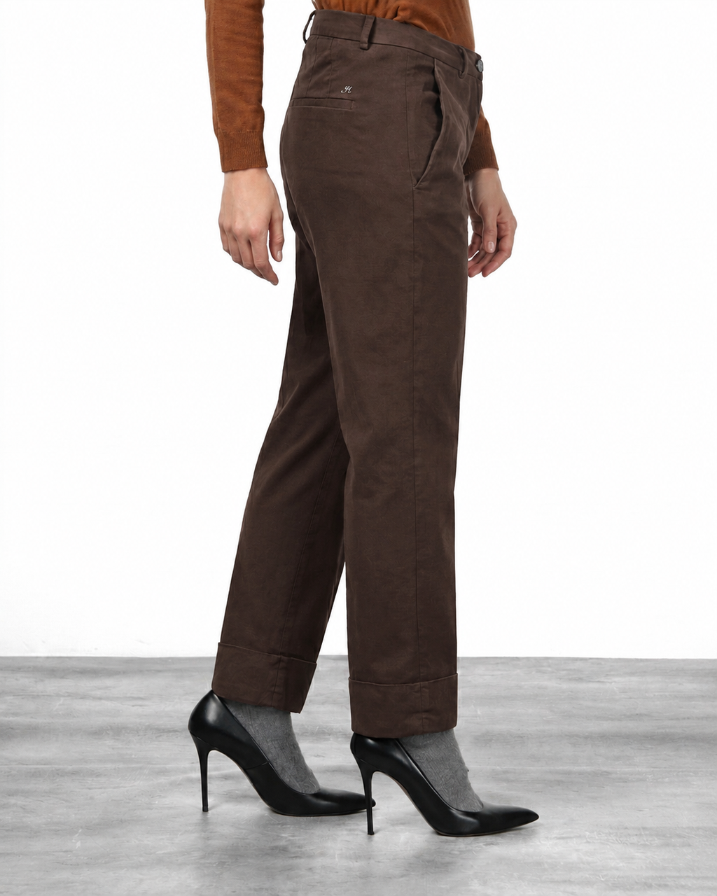 New York Carrot women’s chino pants in cotton and wool gabardine with carrot fit ①
