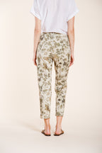 Marlene pantalone chino donna in gabardina stampa foglie carrot fit