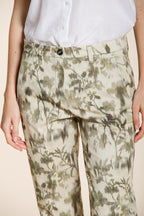Marlene pantalone chino donna in gabardina stampa foglie carrot fit