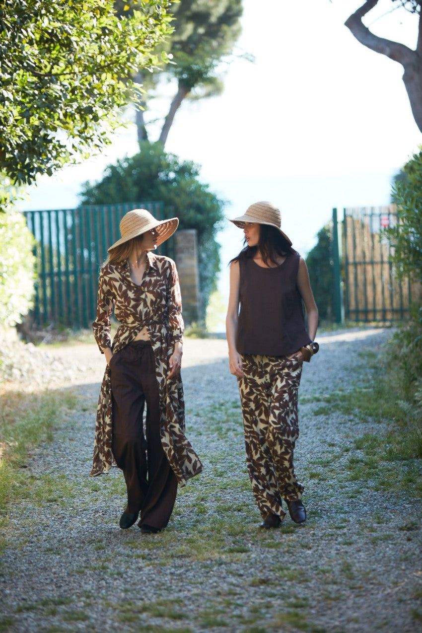 Pantalone chino jogger donna New York Cozy Straight Mason's latte in mussola stampa ramage relaxed fit in look ambientato su modella SS26