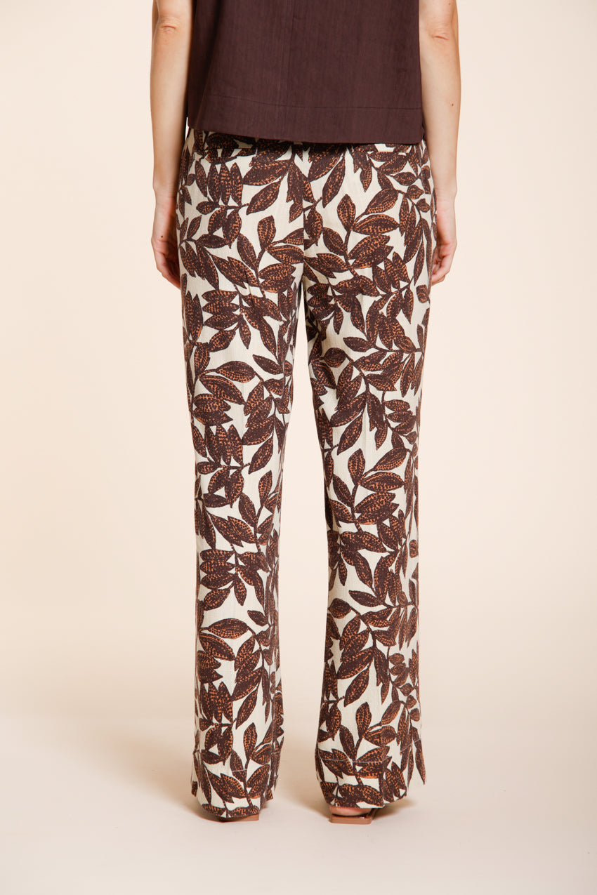 Pantalone chino jogger donna New York Cozy Straight Mason's latte in mussola stampa ramage relaxed fit, vista posteriore su modella SS26