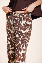 Dettaglio pantalone chino jogger donna New York Cozy Straight Mason's latte in mussola stampa ramage SS26