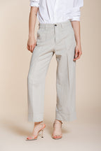 Pantalone chino donna New York Studio Cropped Mason's celeste in cotone straight fit, vista laterale su modella SS26