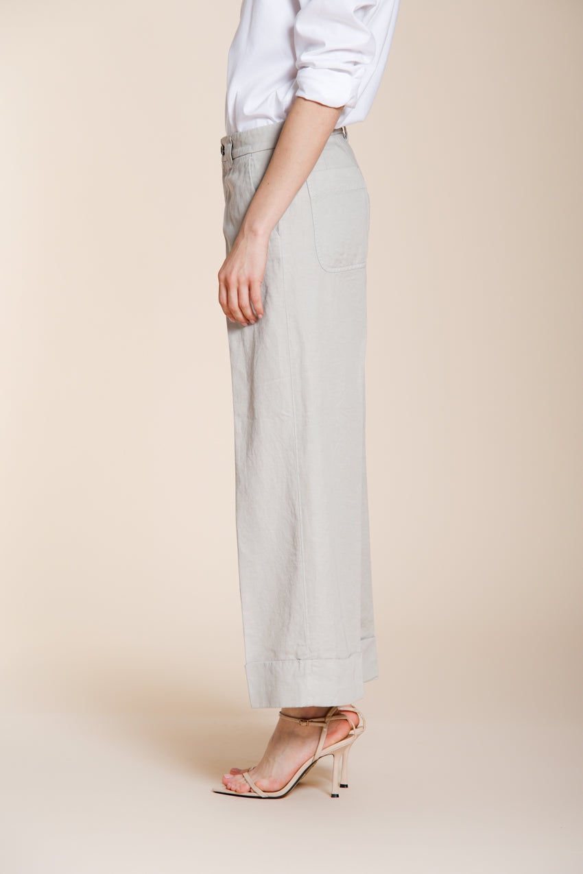 Pantalone chino donna New York Studio Cropped Mason's celeste in cotone straight fit, vista posteriore su modella SS26