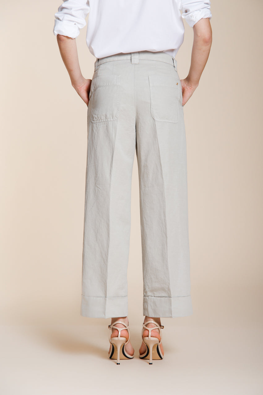 Dettaglio gamba pantalone chino donna New York Studio Cropped Mason's celeste in cotone SS26