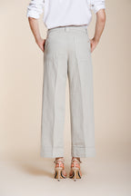 Dettaglio gamba pantalone chino donna New York Studio Cropped Mason's celeste in cotone SS26