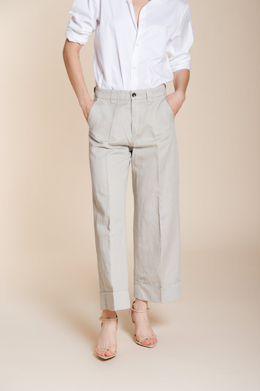 Pantalone chino donna New York Studio Cropped Mason's celeste in cotone straight fit, vista frontale su modella SS26
