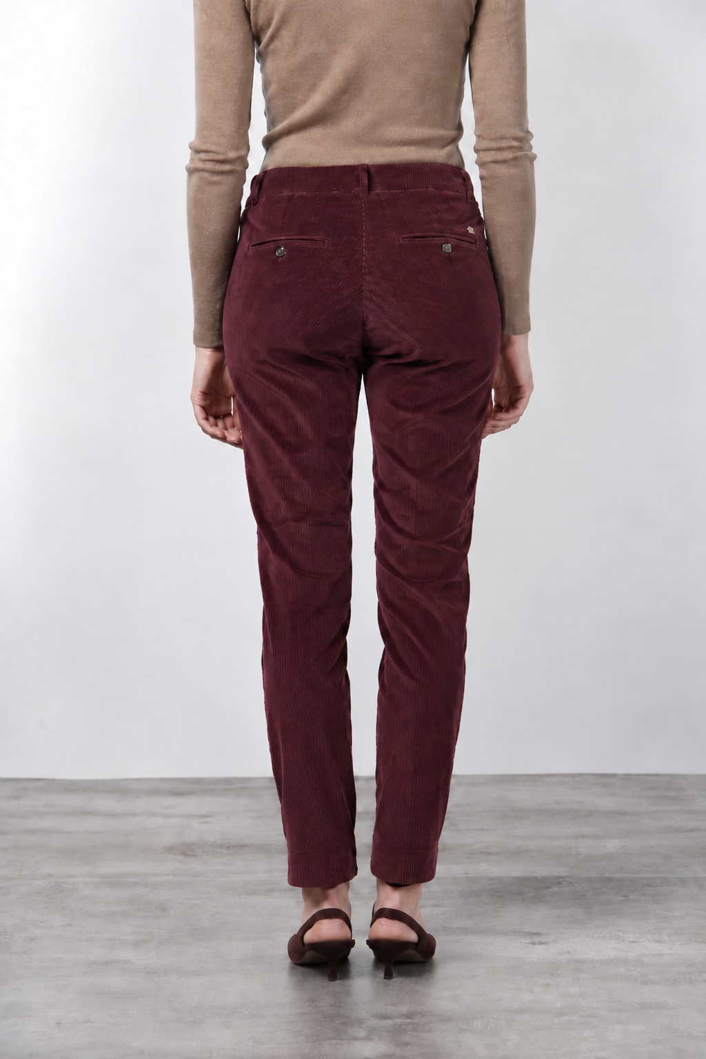 New York Slim pantalón chino de mujer en pana de canalé ancho slim fit ①