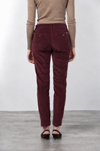 New York Slim pantalón chino de mujer en pana de canalé ancho slim fit ①