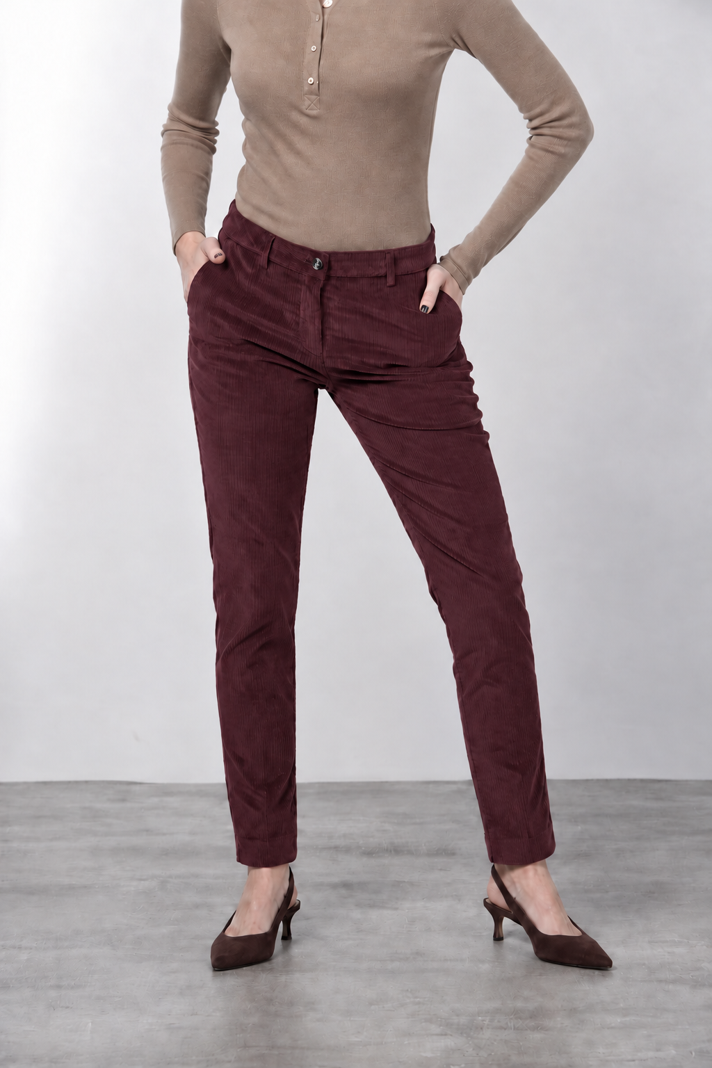 New York Slim pantalón chino de mujer en pana de canalé ancho slim fit ①