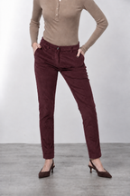 New York Slim pantalón chino de mujer en pana de canalé ancho slim fit ①