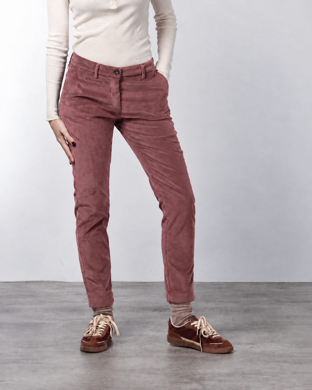 New York Slim Chinohose für Damen aus breit geripptem Samt mit slim fit ①