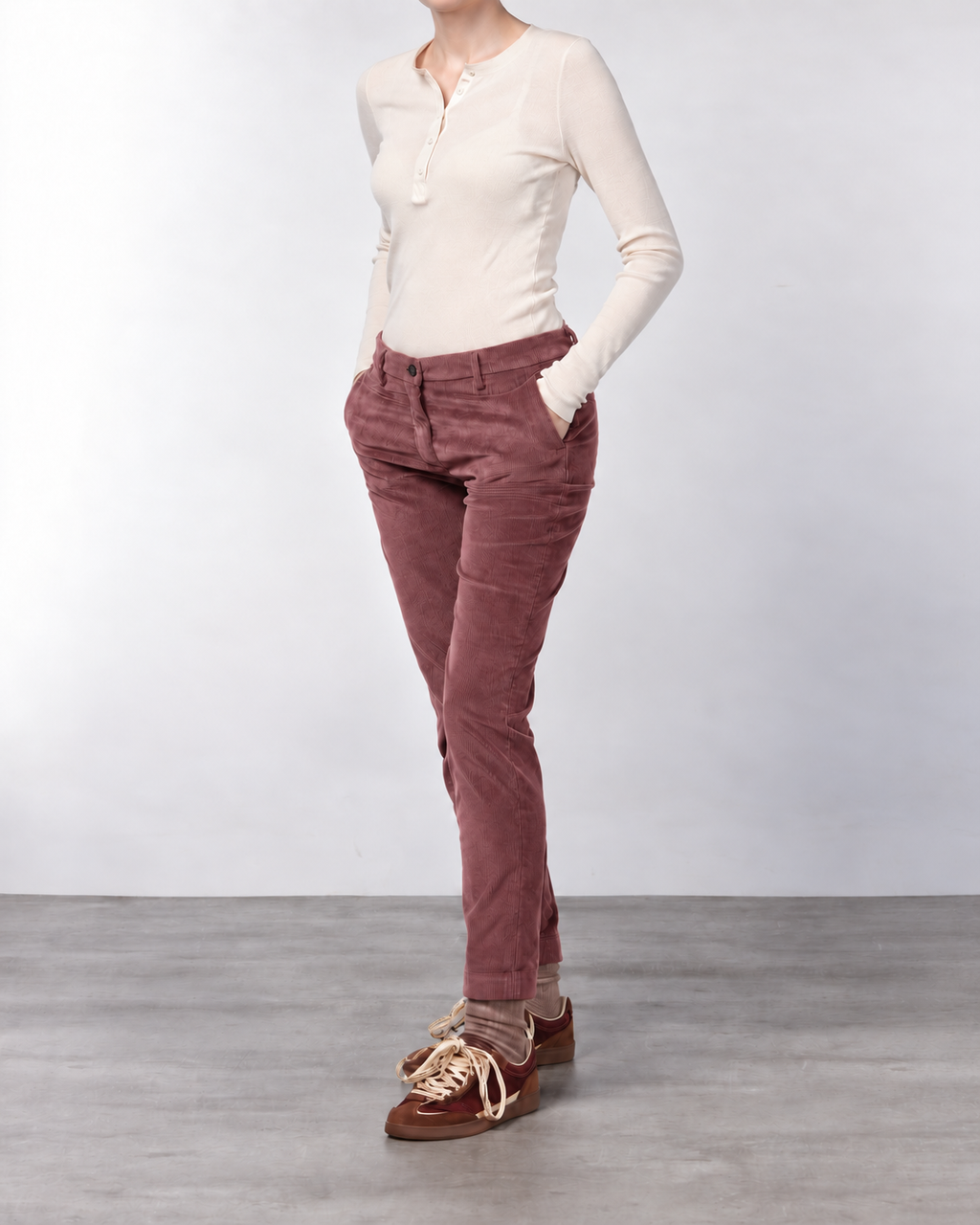 New York Slim Chinohose für Damen aus breit geripptem Samt mit slim fit ①