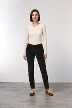 New York Slim pantalón chino de mujer en pana de canalé ancho, slim fit ①