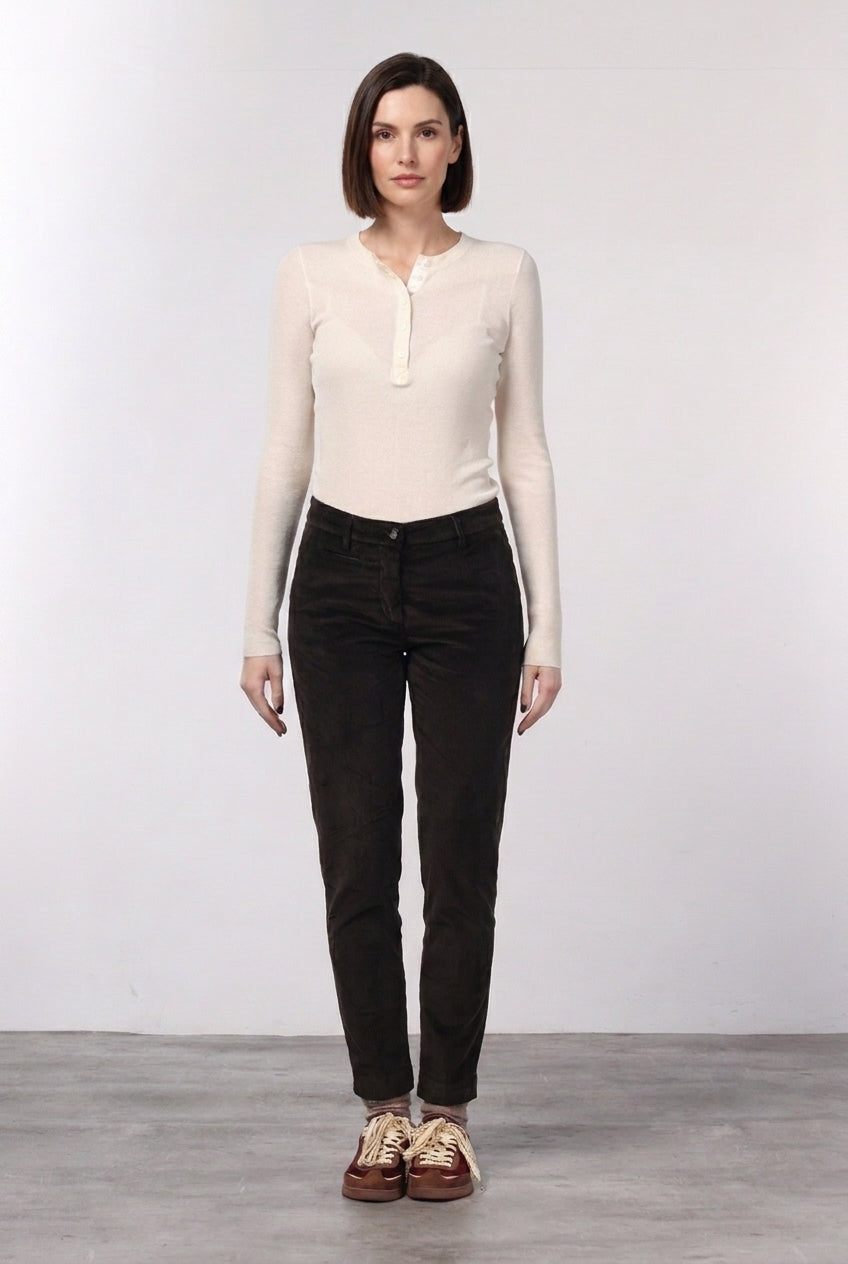 New York Slim pantalón chino de mujer en pana de canalé ancho, slim fit ①