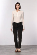 New York Slim pantalón chino de mujer en pana de canalé ancho, slim fit ①