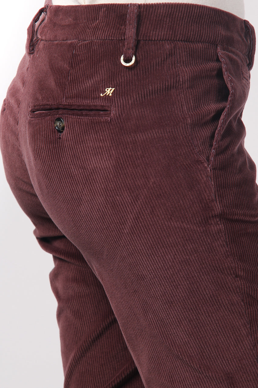 New York Slim women’s chino pants in wide-wale velvet with slim fit ①