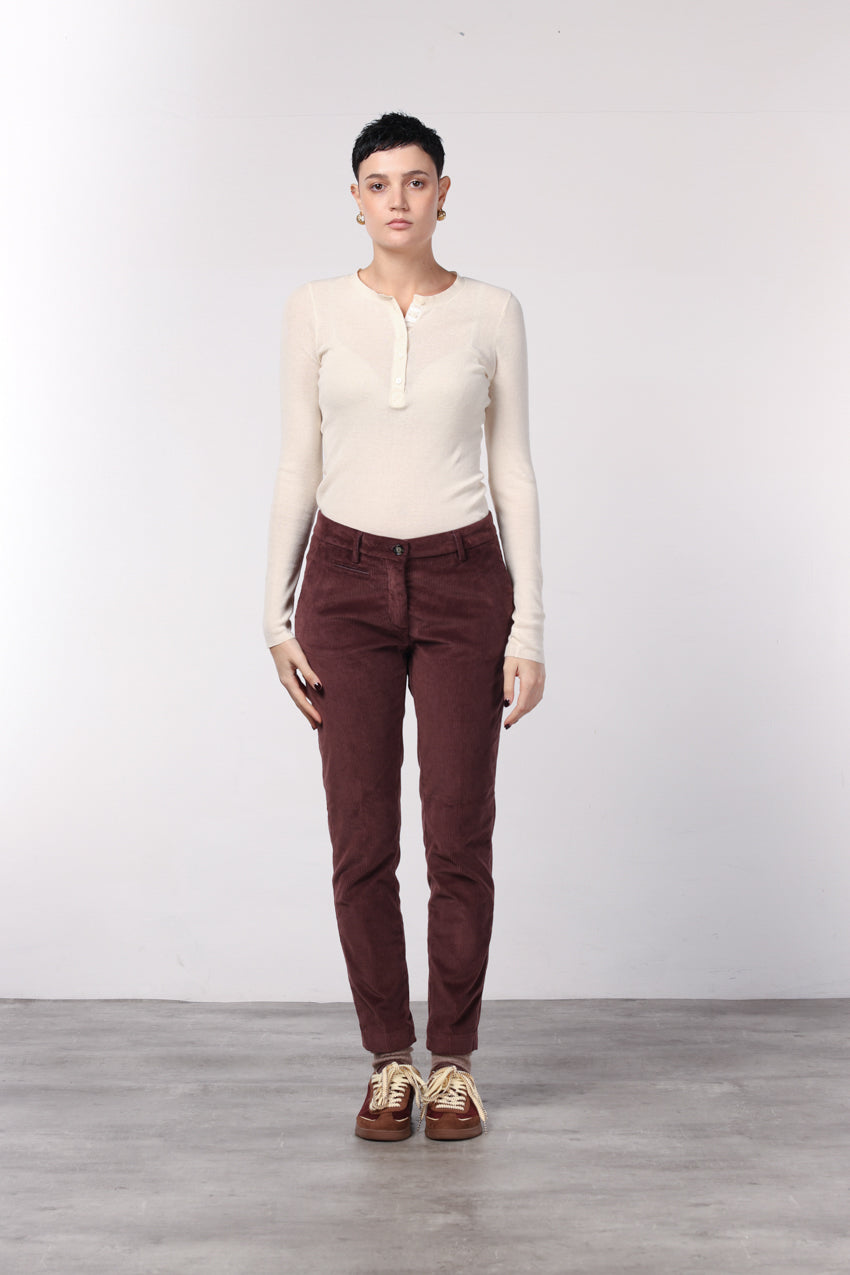 New York Slim women’s chino pants in wide-wale velvet with slim fit ①
