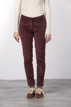 New York Slim women’s chino pants in wide-wale velvet with slim fit ①