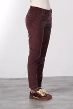 New York Slim women’s chino pants in wide-wale velvet with slim fit ①