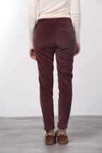 New York Slim women’s chino pants in wide-wale velvet with slim fit ①