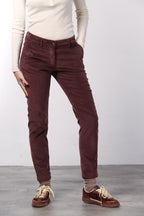 New York Slim women’s chino pants in wide-wale velvet with slim fit ①