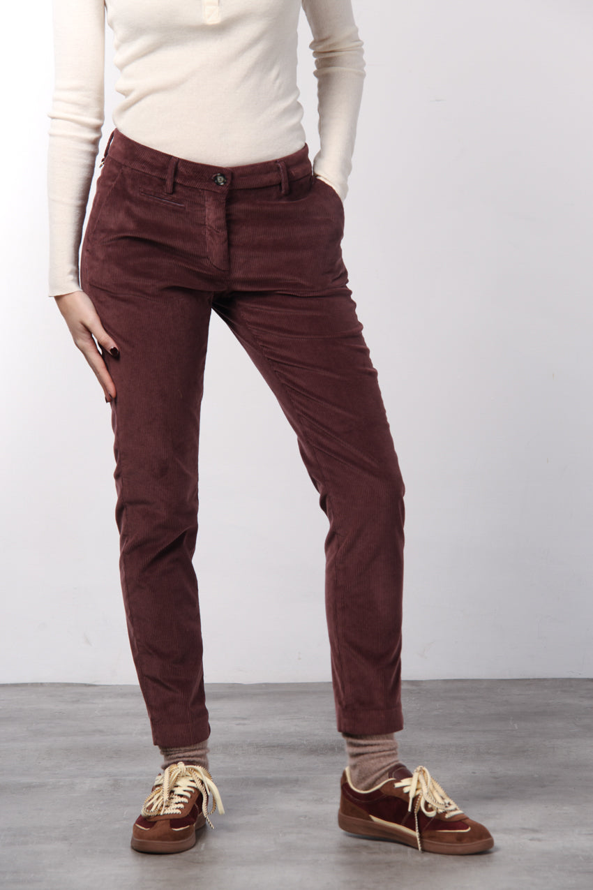 New York Slim women’s chino pants in wide-wale velvet with slim fit ①