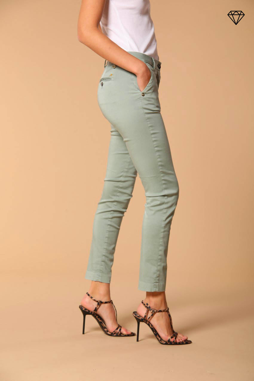 Immagine 3 di pantalone chino donna in raso stretch modello New York Slim slim fit 