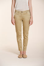 New York Slim Hose Chino Damen aus Stretch-Satin slim fit ①
