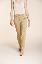 New York Slim Hose Chino Damen aus Stretch-Satin slim fit ①