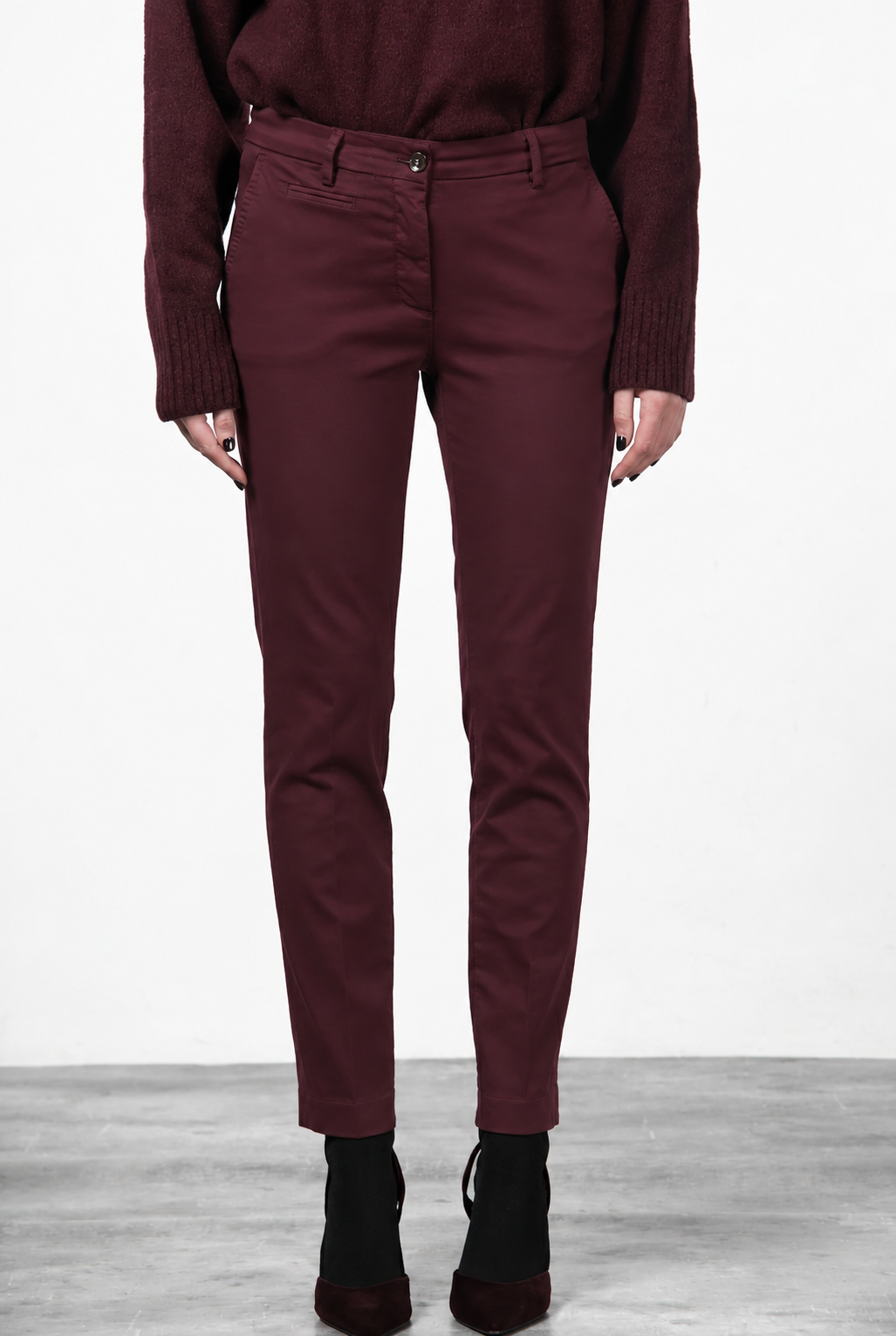 New York Slim women’s chino pants in satin with slim fit ①
