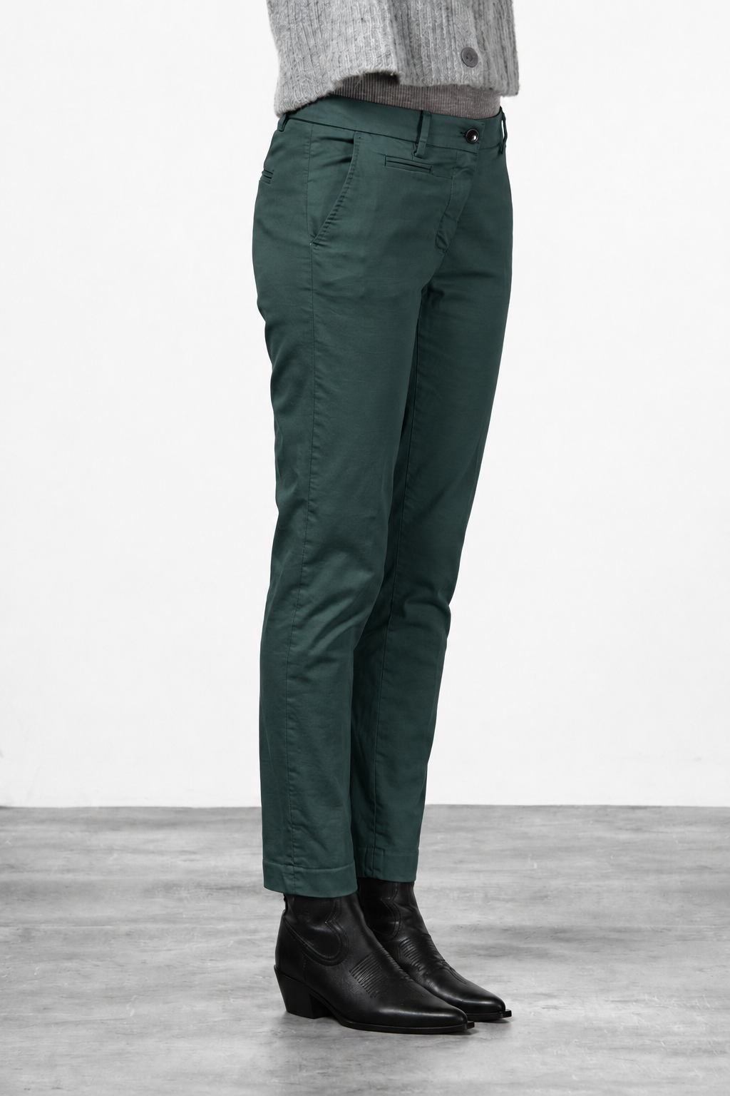 New York Slim women’s chino pants in satin with slim fit ①
