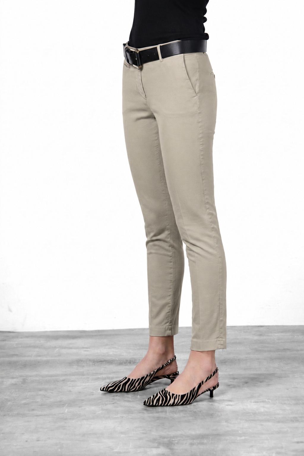 New York Slim women’s chino pants in satin with slim fit ①
