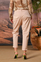 Immagine 5 di pantalone chino donna in gabardina modello Malibu Jogger carrot fit 